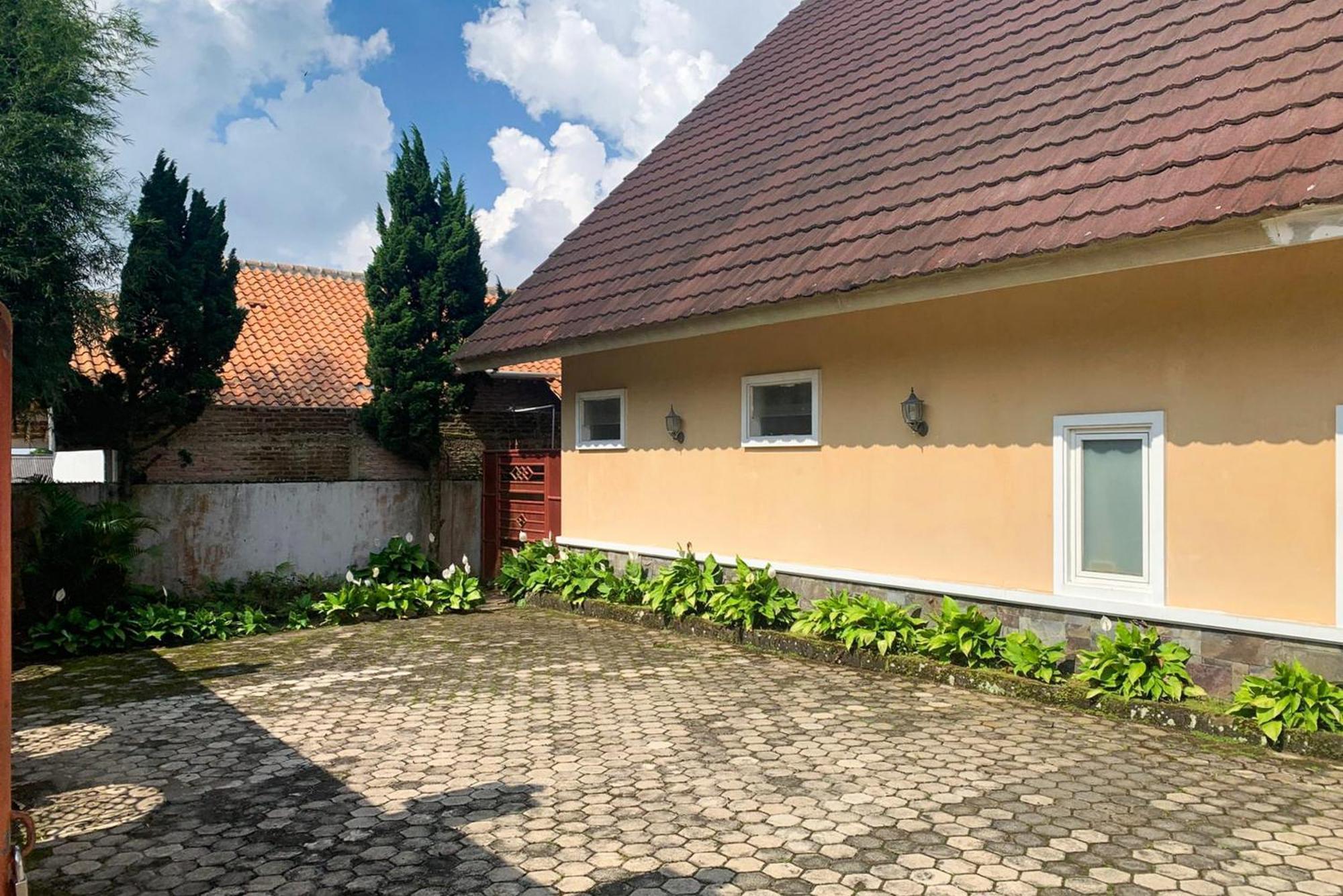 Urbanview Hotel Villa Q Gisting Bandjarnegeri Exterior photo